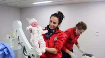 Depremzede kadının bebeği, TCG Bayraktar'da dünyaya geldi