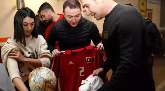 Emre Aşık, milli takım formasını depremzedeler için hediye etti