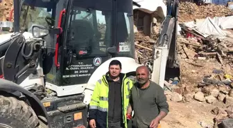 Enkazdan çıkardığı 100 bin TL'lik altın ve parayı sahibine teslim etti