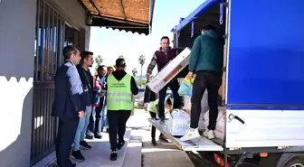 Kemer'de belediyeye gelen 3 kamyonet dolusu yardım koordinasyon merkezine teslim edildi