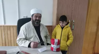 7 YAŞINDAKİ FARUK, TÜRK BAYRAĞINA SARDIĞI KUMBARASINI DEPREMZEDELERE GÖNDERDİ-o