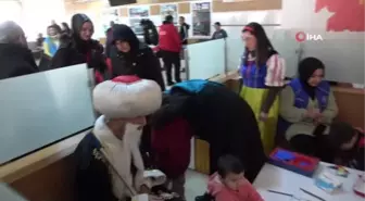 Vali Çiftçi'nin eşinden depremzedelere moral ziyareti