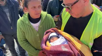 Haluk Levent, enkazdan çıkarılan 10 günlük bebeğe 'Mavi' adını verdi