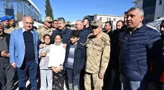 Jandarma Genel Komutanı Orgeneral Çetin, Osmaniye'de depremzedeleri ziyaret etti