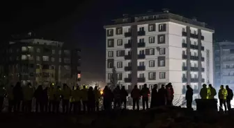 Gece boyunca enkaz altındaki yakınlarından haber beklediler