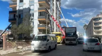 OSMANİYE'DE DEPREMZEDELER, HASARLI EVLERİ BOŞALTIYOR