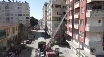 Osmaniye'de vatandaşlar hasarlı binalardan eşyalarını taşımaya başladı