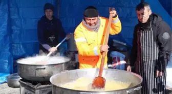 BELEDİYE BAŞKANI, 10 GÜNDÜR DEPREMZEDELER İÇİN ÇORBA PİŞİRİYOR