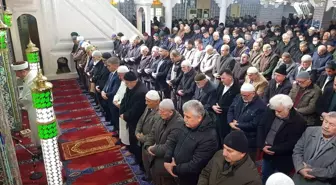 Depremde ölenler için gıyabi cenaze namazı kılındı