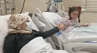 Enkazdan çıkan depremzede: 'Bir şehit geldi. Buralarda yok o şehit. Zemzem verdi. Kızımın başını okşadı.'