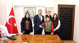 Kumbarasında biriktirdiği paraları depremzedelere bağışladı
