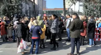 İstanbul'da bir garip olay! Okul riskli diye yıkım kararı alındı, veliler eylem yaptı