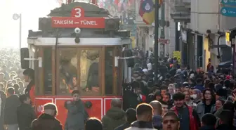 İstanbul'da güneşli havayı fırsat bilen vatandaşlar İstiklal Caddesi'ne akın etti