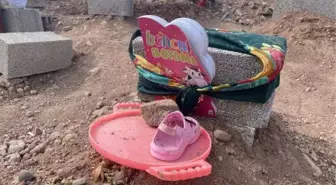 Osmaniye'deki deprem mezarlarının üzerine bırakılanlar duygulandırdı; 'Süper kahramanım, babam'