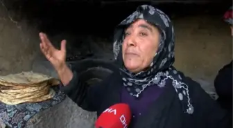 DEPREMZEDE KADINLAR DEPREMZEDELER İÇİN TANDIR EKMEĞİ PİŞİRDİ