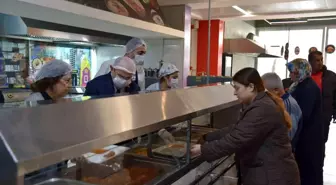 Manisa deprem bölgesi için üretmeye devam ediyor