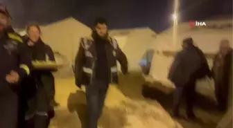 Depremzede küçük kıza doğum günü sürprizi