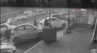 Direksiyon hakimiyetini kaybeden araç sürücüsü park halindeki otomobile böyle çarptı
