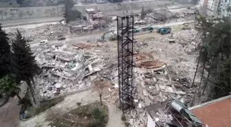 Hatay'daki depremde yıkılan üniversite misafirhanesinden geriye yangın merdiveni kaldı