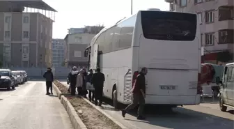 Hataylılar yerle bir olan şehirden otobüslerle ayrılıyor