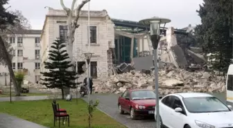 Tarihi Hatay Valilik binasının bir bölümü, 6.4'lük depremde çöktü