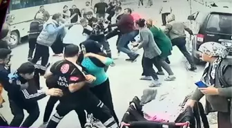AVCILAR'DA SAĞLIK ÇALIŞANLARINA SOPALARLA SALDIRAN 3 SANIĞA TAHLİYE