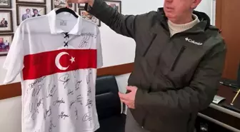 İmzalı Milli Takım formasını depremzedeler için satacak