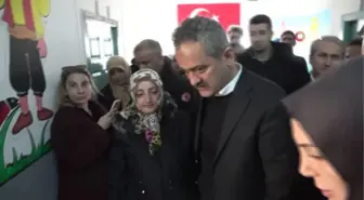 Milli Eğitim Bakanı Mahmut Özer, konteyner kentteki eğitim merkezini ziyaret etti