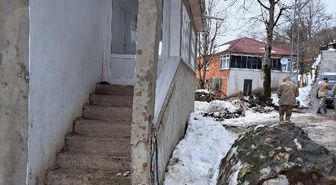 Yamaçtan kopan kaya, evin duvarını yıktı