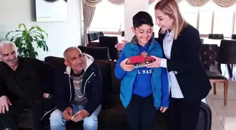 Depremzede Buğra'ya Milletvekili Gökcan'dan sürpriz doğum günü pastası