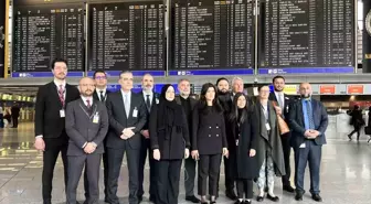 Frankfurt Havaalanı'nda depremzedeler için saygı duruşunda bulunuldu