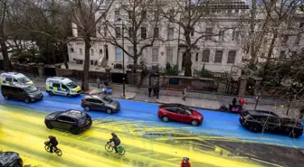 Rusya'nın Londra Büyükelçiliği'nin önündeki yol Ukrayna bayrağı renklerine boyandı