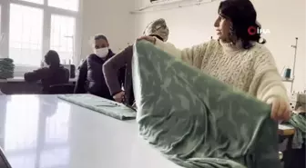 Silopi'de kadınlar depremzedeler için kıyafet dikiyor