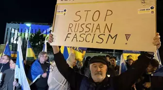 ABD'de Rusya büyükelçiliğinin binasına Ukrayna bayrağı yansıtıldı