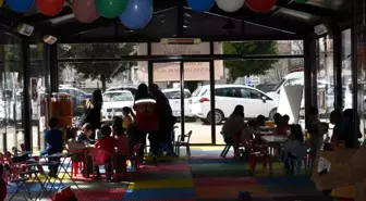 Çocuklar oyunlarla depremin acısını unutmaya çalışıyor