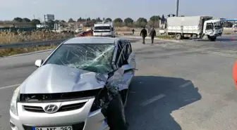 Depremzedelerin otomobili, kamyonetle çarpıştı: 1 ölü, 5 yaralı