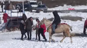 ARDAHAN'A GETİRİLEN DEPREMZEDE AİLELER, ÇILDIR GÖLÜ'NDE ATLI KIZAKLA GEZDİ