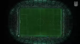 Beşiktaş Taraftarları, Depremzede Çocuklar İçin Sahaya Binlerce Oyuncak Attı