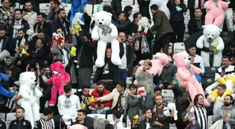 Beşiktaş tribünlerinden oyuncak yağmuru