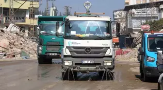 Kocaeli Büyükşehir Belediyesi, Defne'de enkaz kaldırma çalışması yapıyor