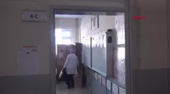 MİNİK ELLER DEPREMZEDELER İÇİN ATKI ÖRÜYOR