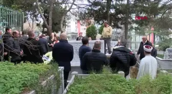 CAN PAKER'İN OĞLU, MEZARI BAŞINDA BABASI İÇİN YAZILAN ŞARKIYI DİNLETTİİSTANBUL- CAN PAKER'İN OĞLU, MEZARI BAŞINDA BABASI İÇİN YAZILAN ŞARKIYI...