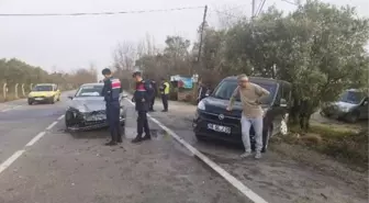 Depremzedelerin bulunduğu araç otomobille çarpıştı: 4 yaralı