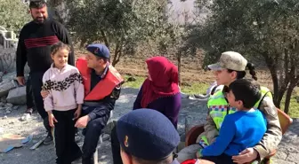 Jandarma ekiplerinden enkaz altından kurtardıkları Güneş Ailesi'ne ziyaret