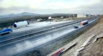 Otomobilin TIR'a arkadan çarptığı kaza kamerada