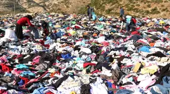 Yol kenarına binlerce kıyafet atıldı, depremzedeler uygun olanları aradı