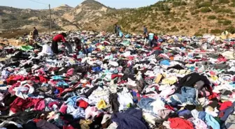 YOL KENARINA BİNLERCE KIYAFET ATILDI, DEPREMZEDELER UYGUN OLANLARI ARADI