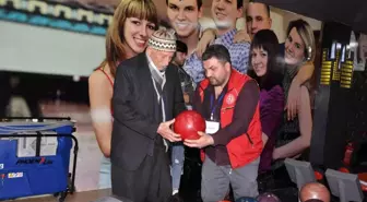 75 yaşındaki depremzede hayatında ilk kez bowling oynadı