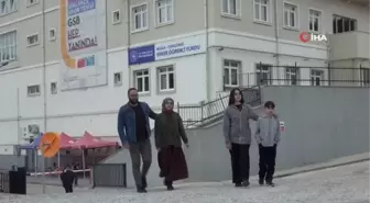 Depreme namaza kalktığı esnada yakalanan işitme engelli adam ve eşi enkaz altında kalmaktan son anda kurtuldu