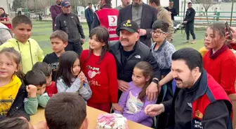 Depremzede Ecrin'e konteyner kentte doğum günü sürprizi